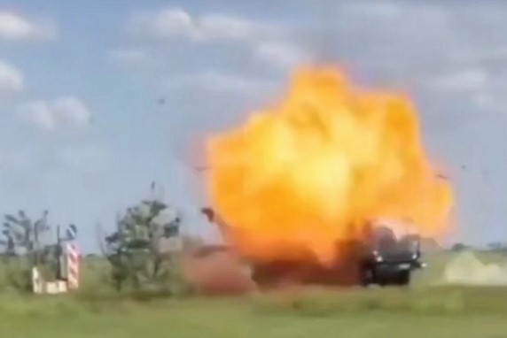 Окупант зафільмував атаку українських БПЛА на ворожу техніку поблизу тимчасово окупованого Бердянська